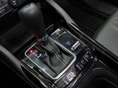 JEEP COMMANDER 2.0 HURRICANE 4 TURBO GASOLINA BLACKHAWK AT9 2024/2025 BETIOLO NOVOS E SEMINOVOS LAJEADO / Carros no Vale