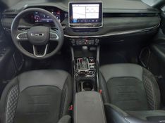 JEEP COMMANDER 2.0 HURRICANE 4 TURBO GASOLINA BLACKHAWK AT9 2024/2025 BETIOLO NOVOS E SEMINOVOS LAJEADO / Carros no Vale