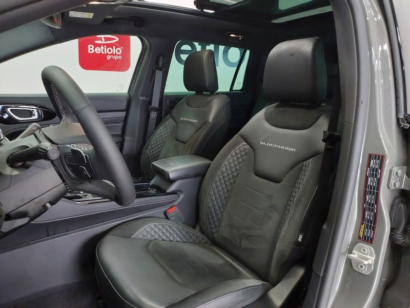 JEEP COMMANDER 2.0 HURRICANE 4 TURBO GASOLINA BLACKHAWK AT9 2024/2025 BETIOLO NOVOS E SEMINOVOS LAJEADO / Carros no Vale