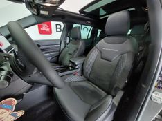 JEEP COMMANDER 2.0 HURRICANE 4 TURBO GASOLINA BLACKHAWK AT9 2024/2025 BETIOLO NOVOS E SEMINOVOS LAJEADO / Carros no Vale