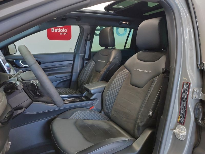 JEEP COMMANDER 2.0 HURRICANE 4 TURBO GASOLINA BLACKHAWK AT9 2024/2025 BETIOLO NOVOS E SEMINOVOS LAJEADO / Carros no Vale