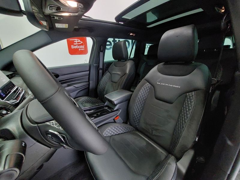 JEEP COMMANDER 2.0 HURRICANE 4 TURBO GASOLINA BLACKHAWK AT9 2024/2025 BETIOLO NOVOS E SEMINOVOS LAJEADO / Carros no Vale