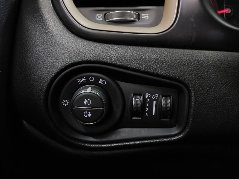 JEEP RENEGADE 1.8 16V FLEX LONGITUDE 4P AUTOMÁTICO 2015/2016 BETIOLO NOVOS E SEMINOVOS LAJEADO / Carros no Vale