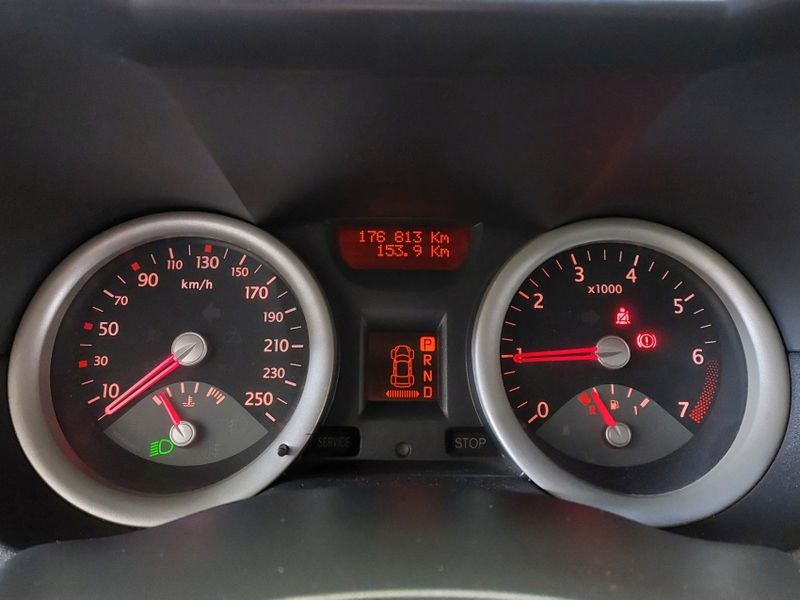 Renault MEGANE 2.0 DYNAMIQUE SEDAN 16V GASOLINA 4P AUTOMÁTICO 2007/2007 BETIOLO NOVOS E SEMINOVOS LAJEADO / Carros no Vale
