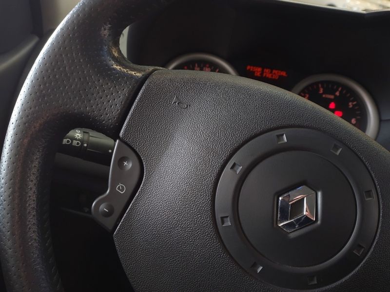 Renault MEGANE 2.0 DYNAMIQUE SEDAN 16V GASOLINA 4P AUTOMÁTICO 2007/2007 BETIOLO NOVOS E SEMINOVOS LAJEADO / Carros no Vale