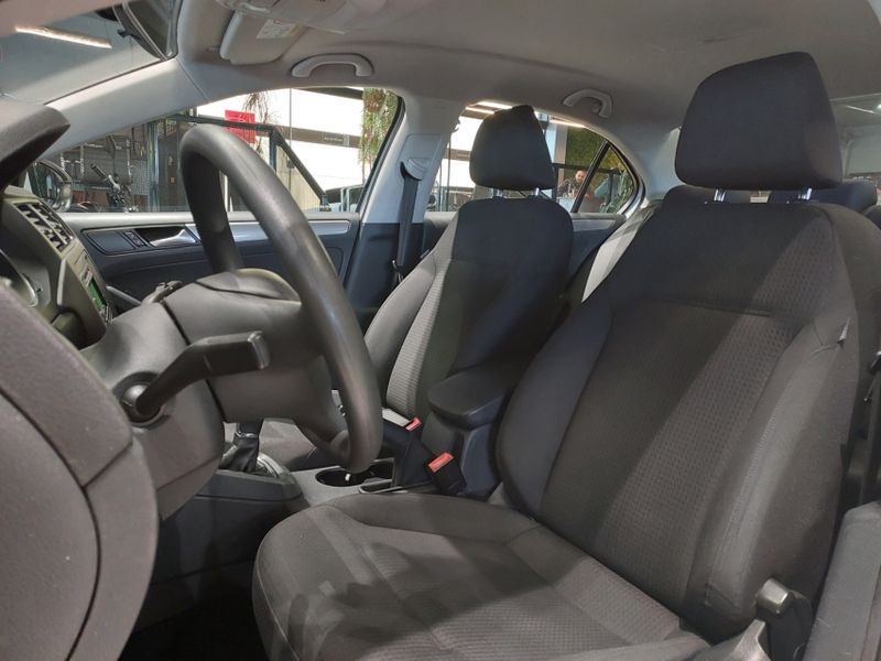 Volkswagen JETTA 2.0 TRENDLINE FLEX 4P TIPTRONIC 2015/2016 BETIOLO NOVOS E SEMINOVOS LAJEADO / Carros no Vale