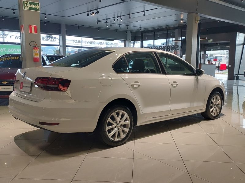 Volkswagen JETTA 2.0 TRENDLINE FLEX 4P TIPTRONIC 2015/2016 BETIOLO NOVOS E SEMINOVOS LAJEADO / Carros no Vale