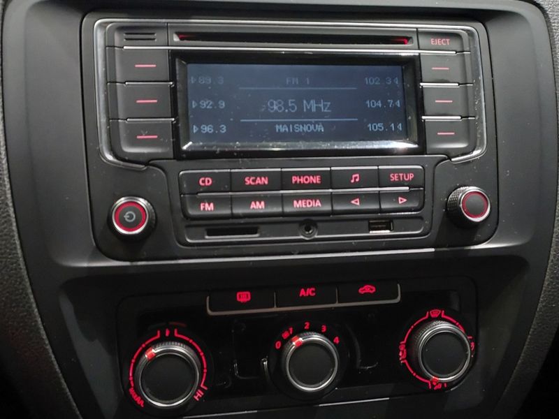 Volkswagen JETTA 2.0 TRENDLINE FLEX 4P TIPTRONIC 2015/2016 BETIOLO NOVOS E SEMINOVOS LAJEADO / Carros no Vale