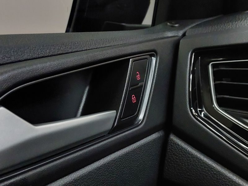 Volkswagen NIVUS 1.0 200 TSI TOTAL FLEX HIGHLINE AUTOMÁTICO 2023/2024 BETIOLO NOVOS E SEMINOVOS LAJEADO / Carros no Vale