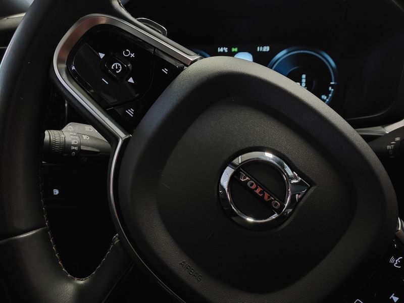 Volvo XC60 2.0 T8 HYBRID R-DESIGN AWD GEARTRONIC 2020/2020 BETIOLO NOVOS E SEMINOVOS LAJEADO / Carros no Vale