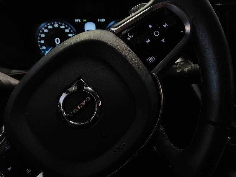 Volvo XC60 2.0 T8 HYBRID R-DESIGN AWD GEARTRONIC 2020/2020 BETIOLO NOVOS E SEMINOVOS LAJEADO / Carros no Vale