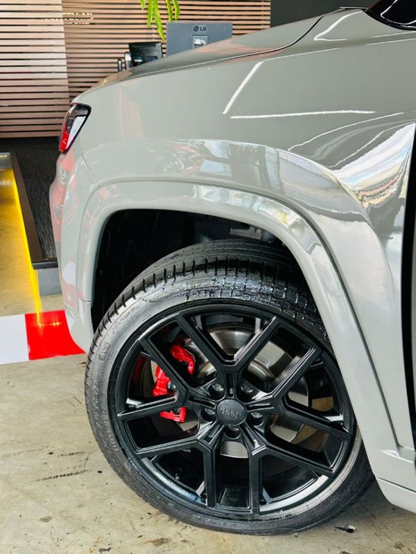 JEEP COMPASS 2.0 HURRICANE 4 TURBO GASOLINA BLACKHAWK AT9 2024/2025 CASTELLAN E TOMAZONI MOTORS CAXIAS DO SUL / Carros no Vale