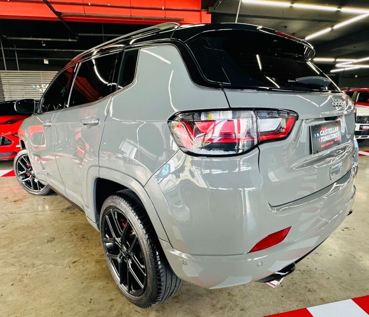 JEEP COMPASS 2.0 HURRICANE 4 TURBO GASOLINA BLACKHAWK AT9 2024/2025 CASTELLAN E TOMAZONI MOTORS CAXIAS DO SUL / Carros no Vale