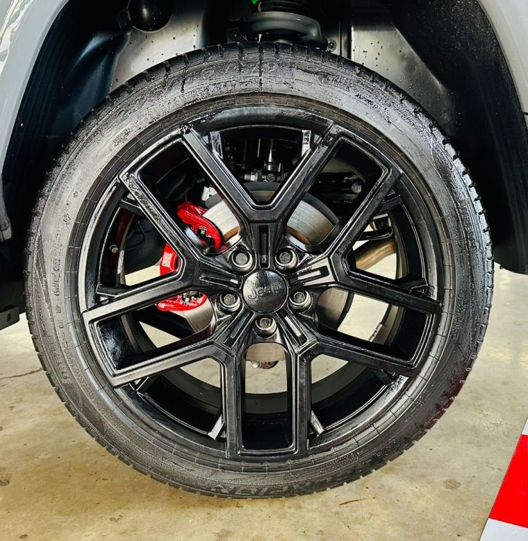 JEEP COMPASS 2.0 HURRICANE 4 TURBO GASOLINA BLACKHAWK AT9 2024/2025 CASTELLAN E TOMAZONI MOTORS CAXIAS DO SUL / Carros no Vale