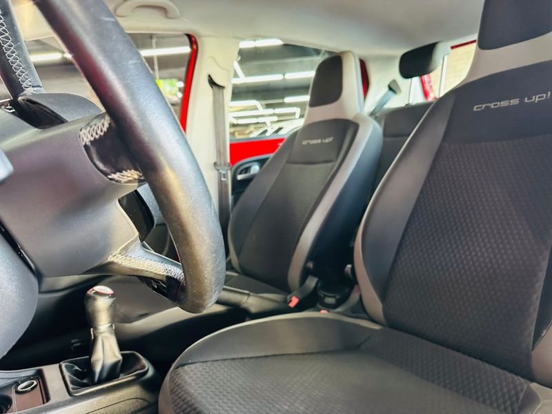 Volkswagen UP 1.0 TSI HIGH UP 12V FLEX 4P MANUAL 2016/2016 CASTELLAN E TOMAZONI MOTORS CAXIAS DO SUL / Carros no Vale