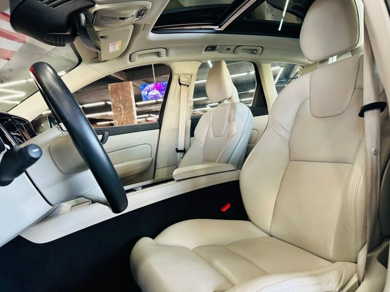 Volvo XC60 2.0 T5 GASOLINA INSCRIPTION AWD GEARTRONIC 2018/2018 CASTELLAN E TOMAZONI MOTORS CAXIAS DO SUL / Carros no Vale