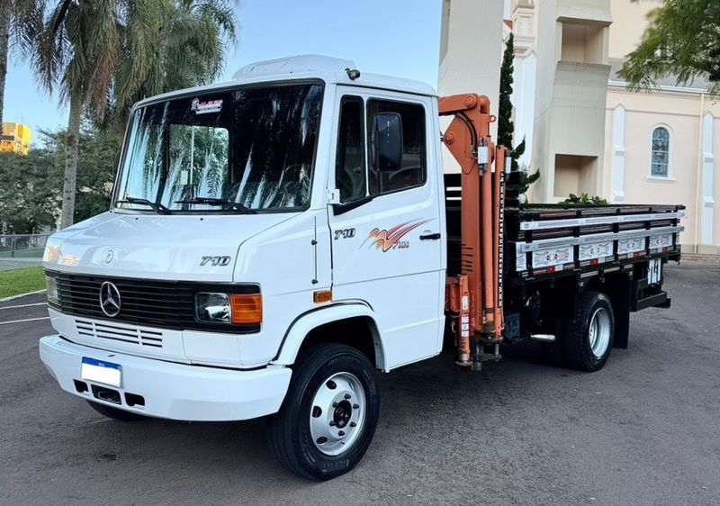 Mercedes-Benz 710 MB 710 2p Munck 2001/2001 CAMINHÕES & CAMIONETAS PASSO FUNDO / Carros no Vale