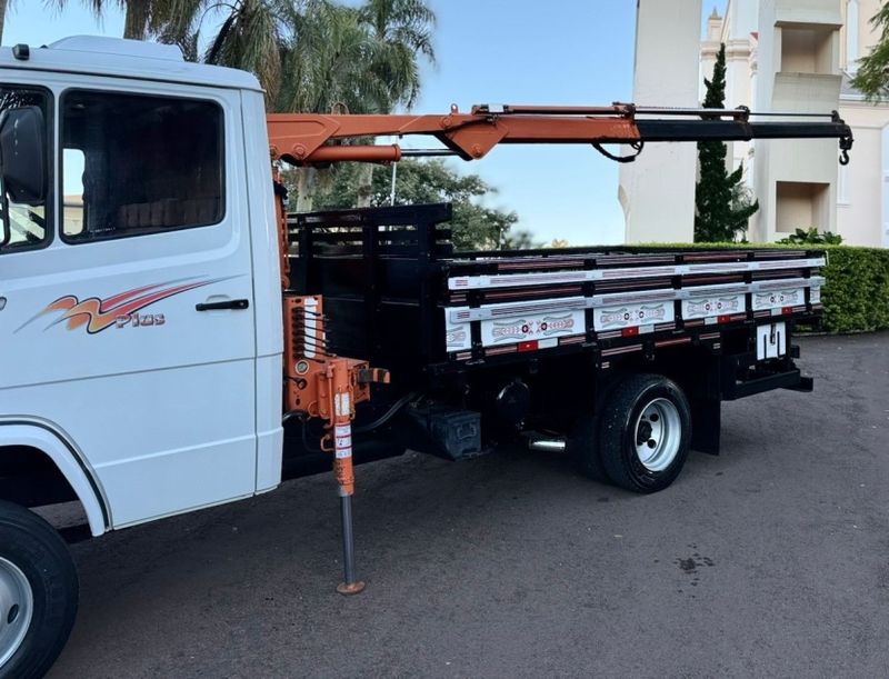 Mercedes-Benz 710 MB 710 2p Munck 2001/2001 CAMINHÕES & CAMIONETAS PASSO FUNDO / Carros no Vale