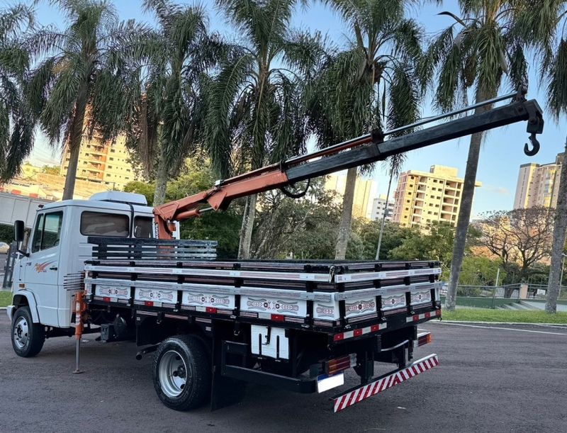 Mercedes-Benz 710 MB 710 2p Munck 2001/2001 CAMINHÕES & CAMIONETAS PASSO FUNDO / Carros no Vale
