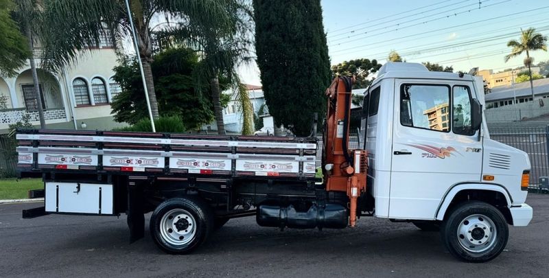 Mercedes-Benz 710 MB 710 2p Munck 2001/2001 CAMINHÕES & CAMIONETAS PASSO FUNDO / Carros no Vale