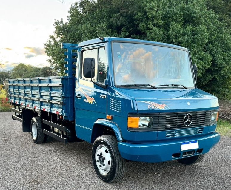 Mercedes-Benz 710 MB 710 Plus 2p Graneleira 2008/2009 CAMINHÕES & CAMIONETAS PASSO FUNDO / Carros no Vale