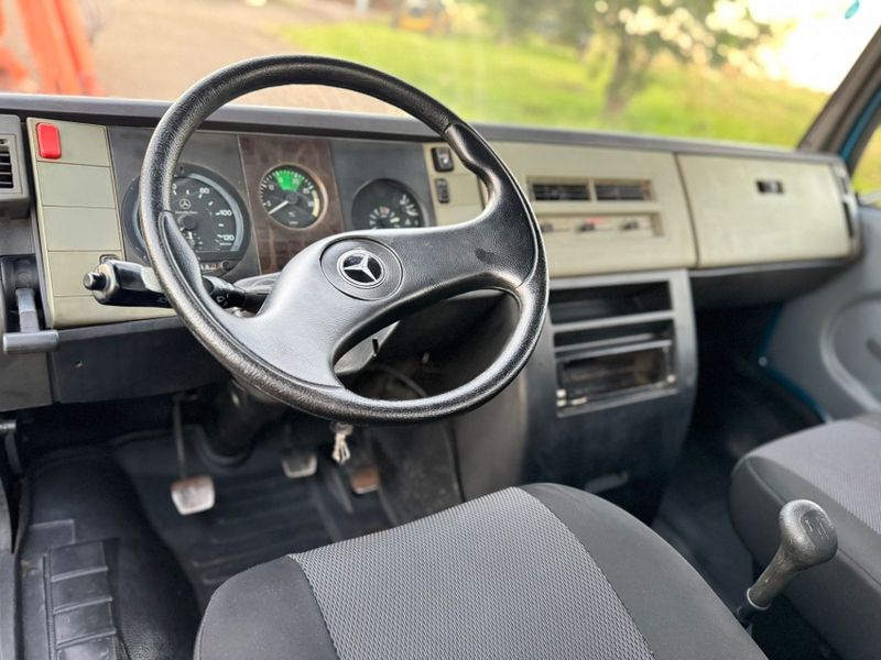 Mercedes-Benz 710 MB 710 Plus 2p Graneleira 2008/2009 CAMINHÕES & CAMIONETAS PASSO FUNDO / Carros no Vale