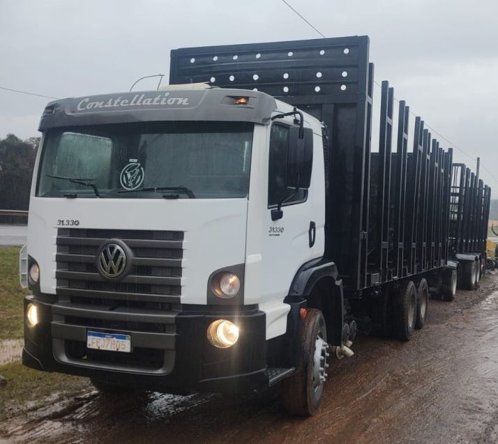 Volkswagen 31-330 E Constel 6×4 Reduzido 2013/2013 CAMINHÕES & CAMIONETAS PASSO FUNDO / Carros no Vale