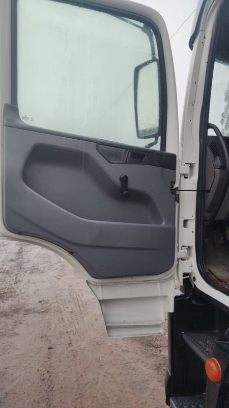 Volkswagen 31-330 E Constel 6×4 Reduzido 2013/2013 CAMINHÕES & CAMIONETAS PASSO FUNDO / Carros no Vale