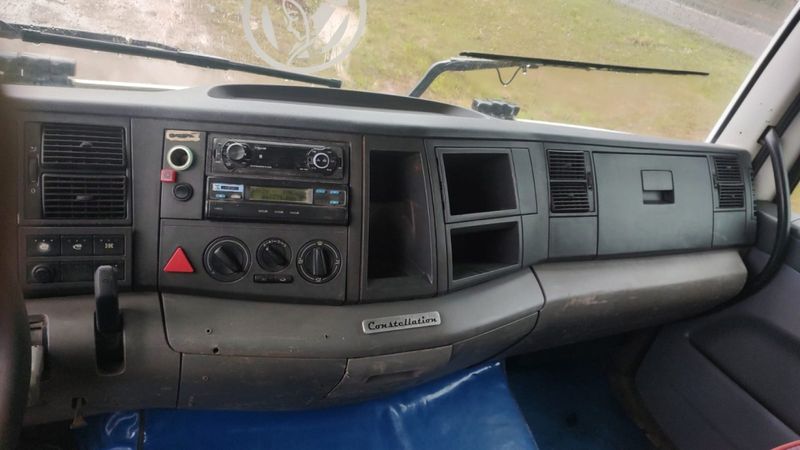 Volkswagen 31-330 E Constel 6×4 Reduzido 2013/2013 CAMINHÕES & CAMIONETAS PASSO FUNDO / Carros no Vale