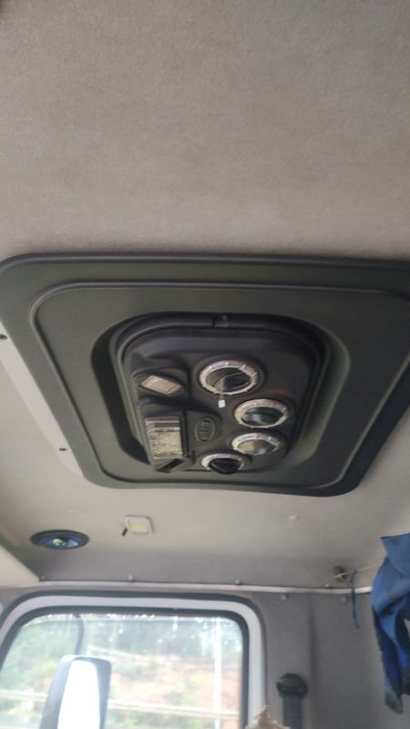 Volkswagen 31-330 E Constel 6×4 Reduzido 2013/2013 CAMINHÕES & CAMIONETAS PASSO FUNDO / Carros no Vale
