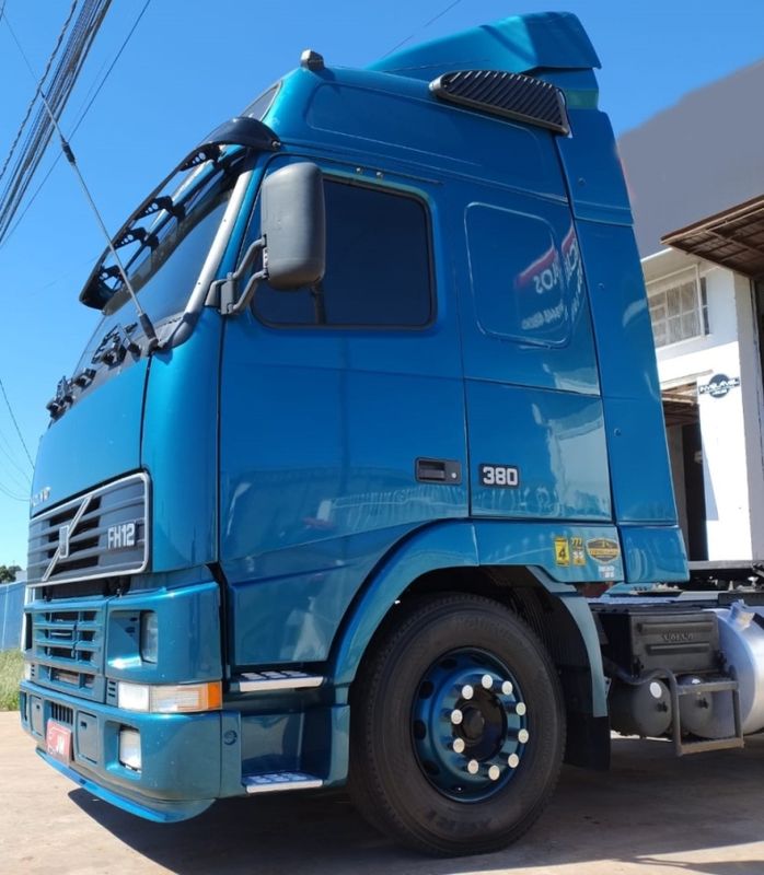 Volvo FH -12 380 GLOBETROTTER 4×2 2p (diesel) 2002/2003 CAMINHÕES & CAMIONETAS PASSO FUNDO / Carros no Vale