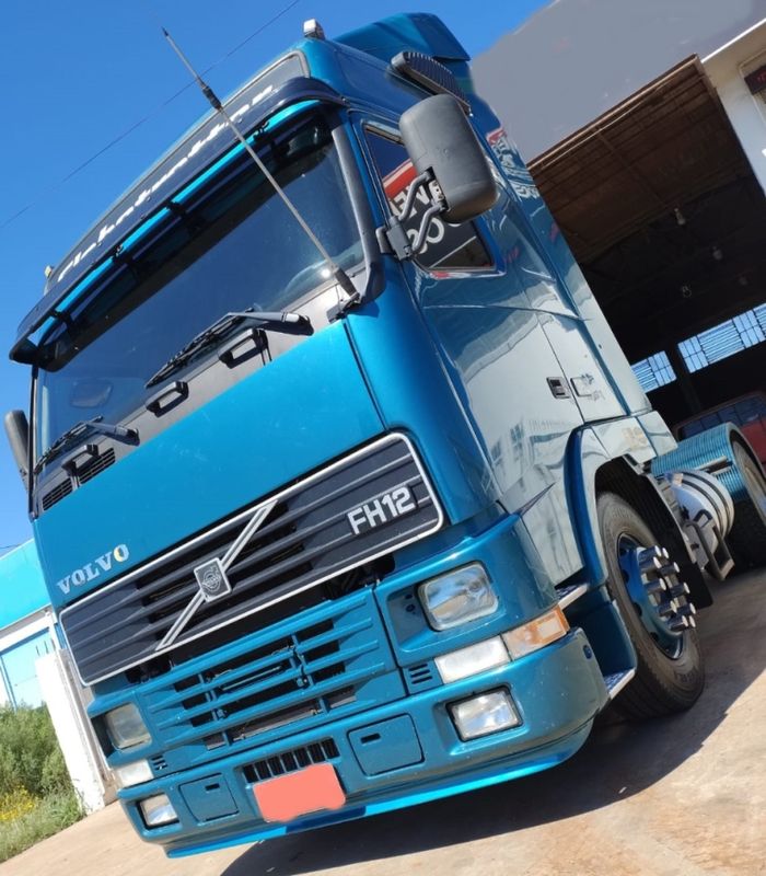 Volvo FH -12 380 GLOBETROTTER 4×2 2p (diesel) 2002/2003 CAMINHÕES & CAMIONETAS PASSO FUNDO / Carros no Vale