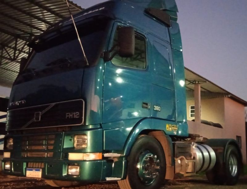 Volvo FH -12 380 GLOBETROTTER 4×2 2p (diesel) 2002/2003 CAMINHÕES & CAMIONETAS PASSO FUNDO / Carros no Vale