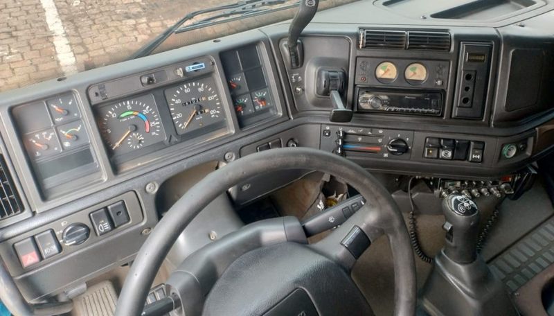 Volvo FH -12 380 GLOBETROTTER 4×2 2p (diesel) 2002/2003 CAMINHÕES & CAMIONETAS PASSO FUNDO / Carros no Vale