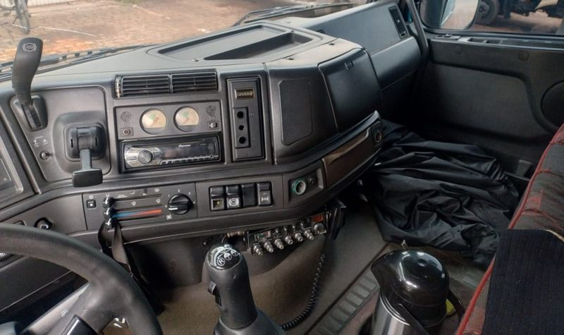 Volvo FH -12 380 GLOBETROTTER 4×2 2p (diesel) 2002/2003 CAMINHÕES & CAMIONETAS PASSO FUNDO / Carros no Vale