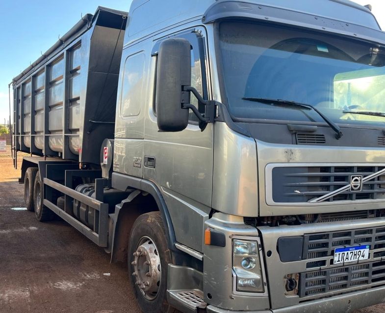 Volvo FM 370 6×2 Graneleiro 2010/2010 CAMINHÕES & CAMIONETAS PASSO FUNDO / Carros no Vale