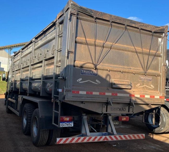 Volvo FM 370 6×2 Graneleiro 2010/2010 CAMINHÕES & CAMIONETAS PASSO FUNDO / Carros no Vale