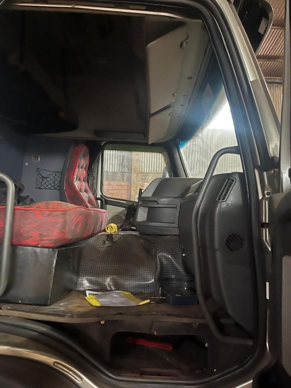 Volvo FM 370 6×2 Graneleiro 2010/2010 CAMINHÕES & CAMIONETAS PASSO FUNDO / Carros no Vale