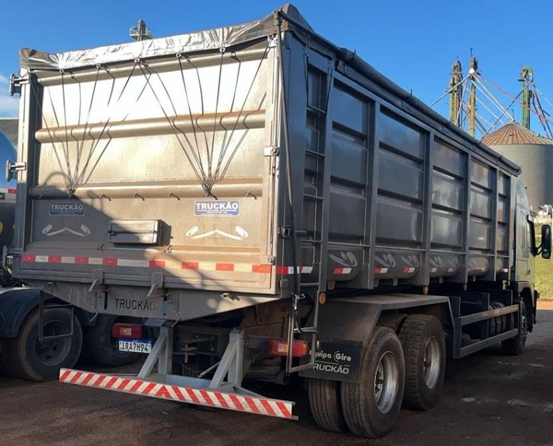 Volvo FM 370 6×2 Graneleiro 2010/2010 CAMINHÕES & CAMIONETAS PASSO FUNDO / Carros no Vale