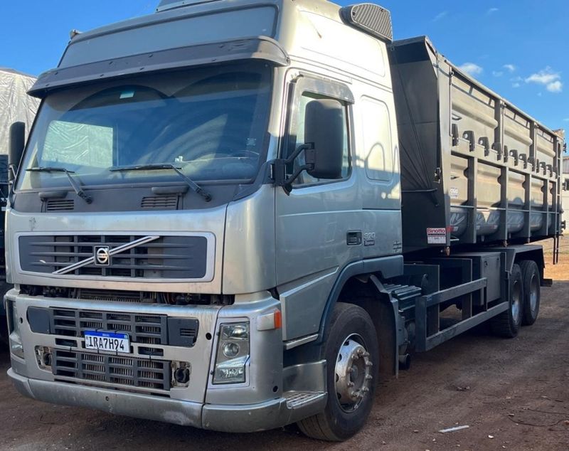 Volvo FM 370 6×2 Graneleiro 2010/2010 CAMINHÕES & CAMIONETAS PASSO FUNDO / Carros no Vale