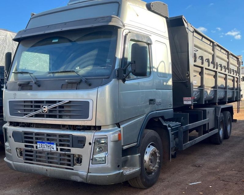 Volvo FM 370 6×2 Graneleiro 2010/2010 CAMINHÕES & CAMIONETAS PASSO FUNDO / Carros no Vale