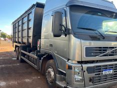 Volvo FM 370 6×2 Graneleiro 2010/2010 CAMINHÕES & CAMIONETAS PASSO FUNDO / Carros no Vale