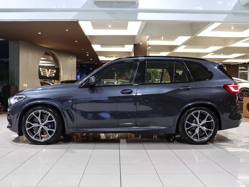 BMW X5 3.0 I6 TURBO HÍBRIDO XDRIVE45E M SPORT AUTOMÁTICO 2020/2021 VIA BELLA VEÍCULOS ESPECIAIS CAXIAS DO SUL / Carros no Vale