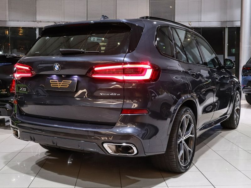 BMW X5 3.0 I6 TURBO HÍBRIDO XDRIVE45E M SPORT AUTOMÁTICO 2020/2021 VIA BELLA VEÍCULOS ESPECIAIS CAXIAS DO SUL / Carros no Vale