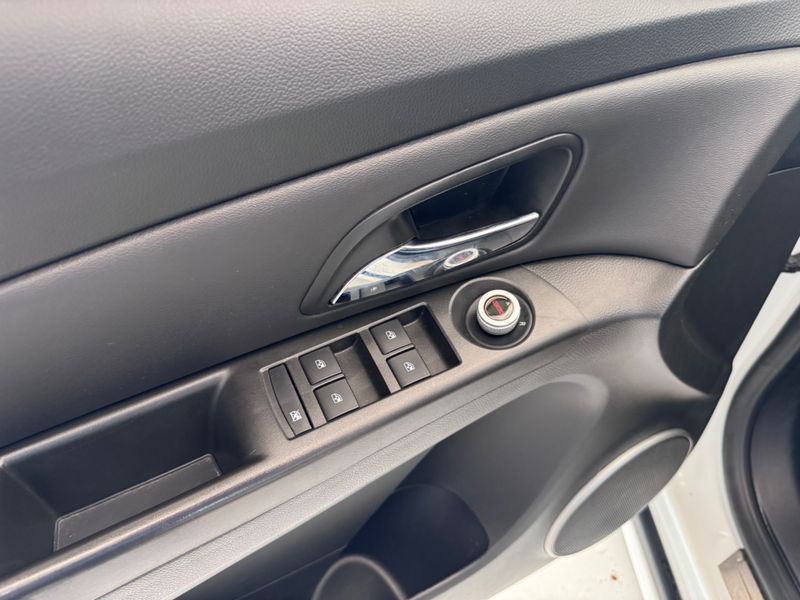 Chevrolet Cruze Lt 1.8 Ecotec 16v 2014/2014 COVEL VEICULOS ENCANTADO / Carros no Vale