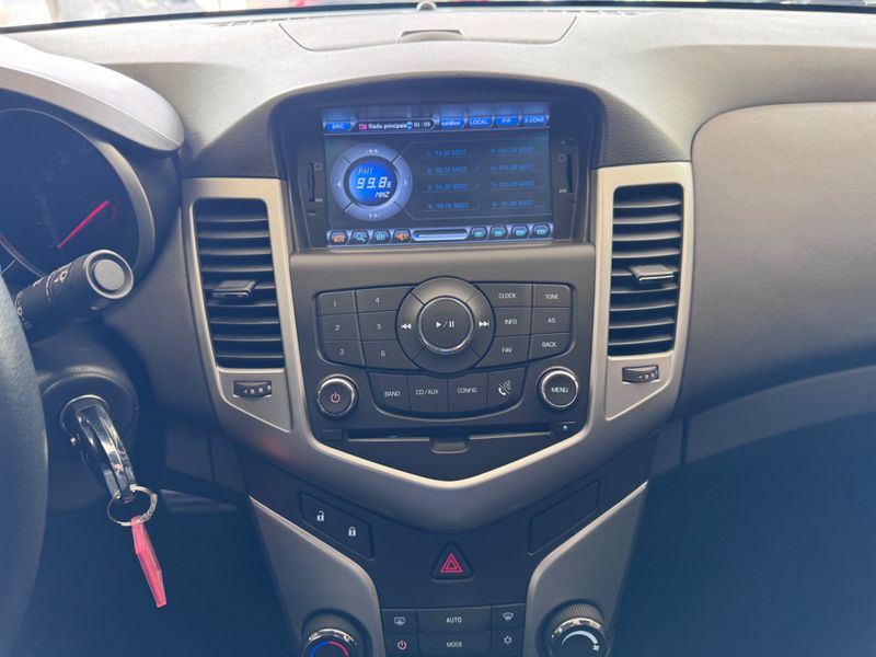 Chevrolet Cruze Lt 1.8 Ecotec 16v 2014/2014 COVEL VEICULOS ENCANTADO / Carros no Vale