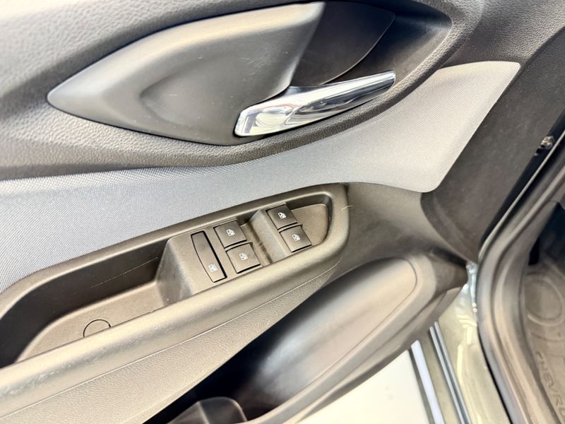 Chevrolet Onix 1.4 Mpfi Lt 8v 2018/2019 COVEL VEICULOS ENCANTADO / Carros no Vale