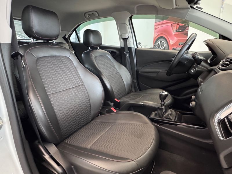 Chevrolet Onix Hatch Ltz 1.4 8v Flexpower Mec 2018/2018 COVEL VEICULOS ENCANTADO / Carros no Vale