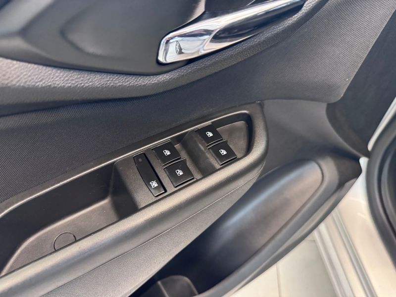 Chevrolet Onix Hatch Ltz 1.4 8v Flexpower Mec 2018/2018 COVEL VEICULOS ENCANTADO / Carros no Vale