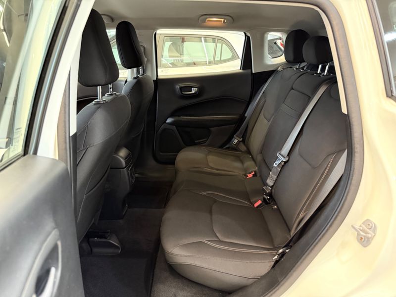 Jeep Compass Longitude 2.0 2017/2017 COVEL VEICULOS ENCANTADO / Carros no Vale